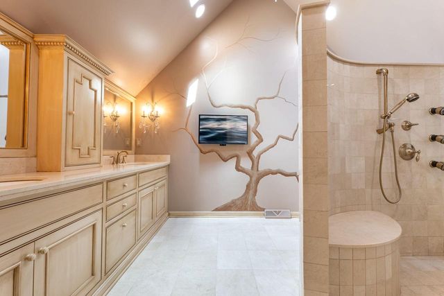 2225 Edgewood DRIVE, Grafton, WI 53024