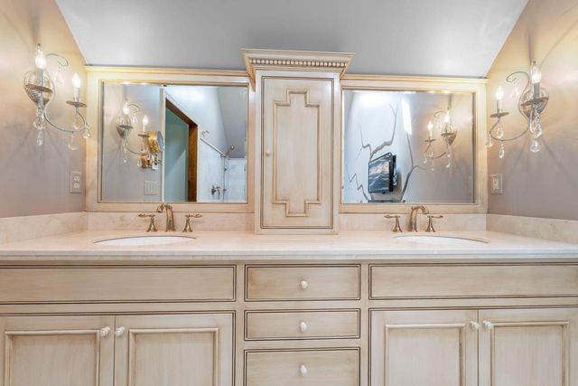 2225 Edgewood DRIVE, Grafton, WI 53024