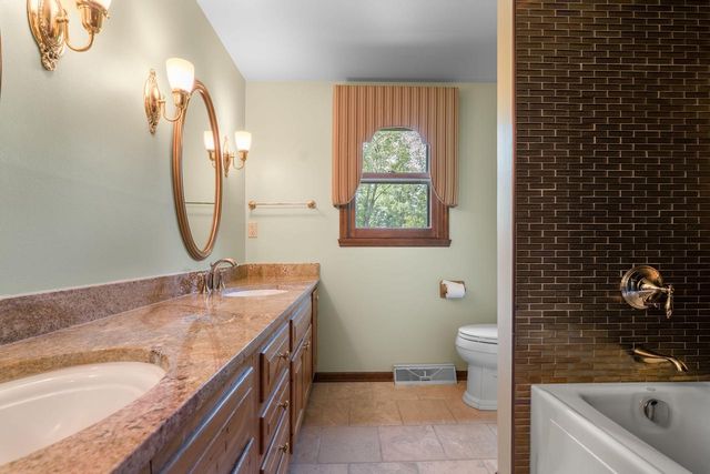2225 Edgewood DRIVE, Grafton, WI 53024