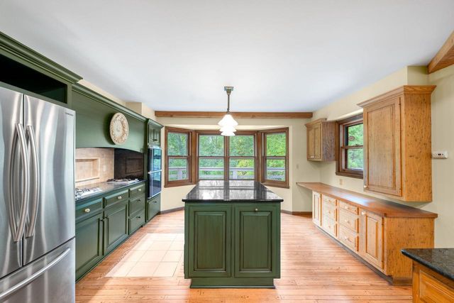 2225 Edgewood DRIVE, Grafton, WI 53024