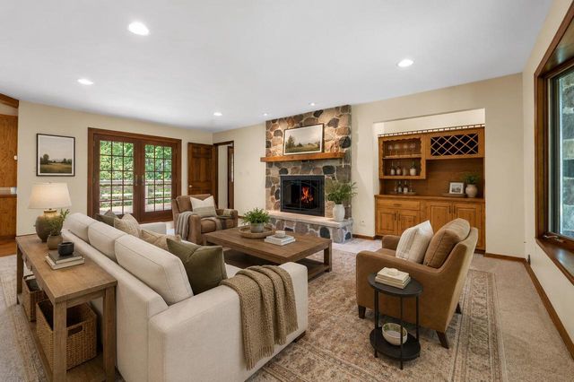 2225 Edgewood DRIVE, Grafton, WI 53024