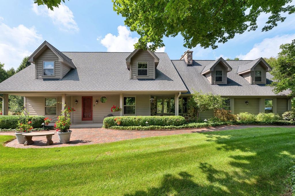 2225 Edgewood DRIVE, Grafton, WI 53024