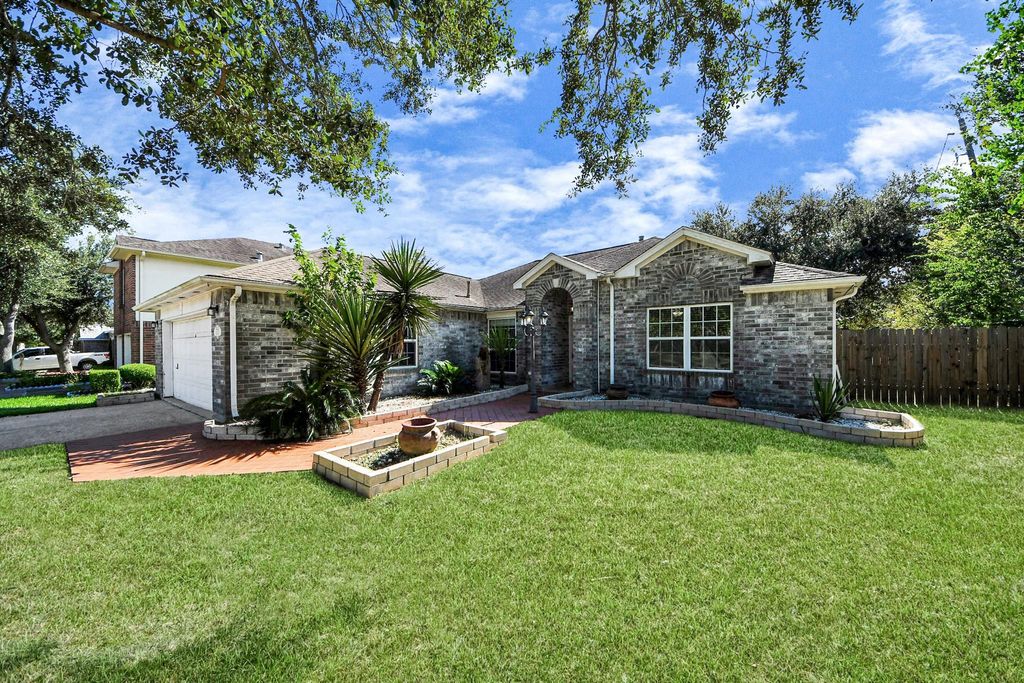 1702 Kemah Oaks Drive, Kemah, TX 77565