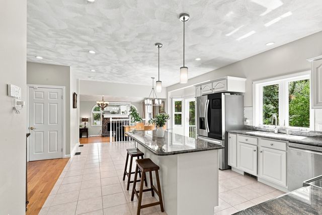 9 Sullivan Cir, Stoneham, MA 02180