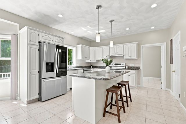 9 Sullivan Cir, Stoneham, MA 02180