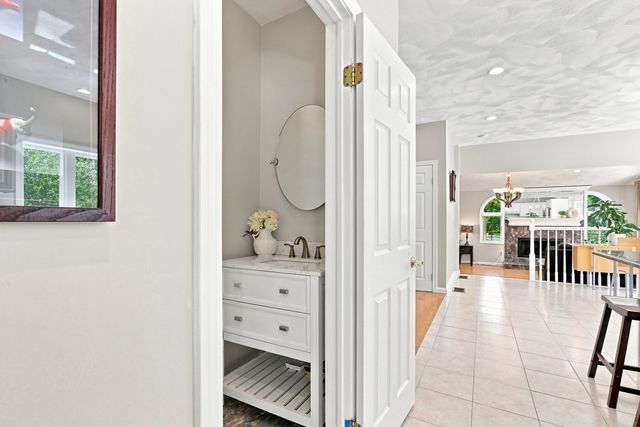 9 Sullivan Cir, Stoneham, MA 02180