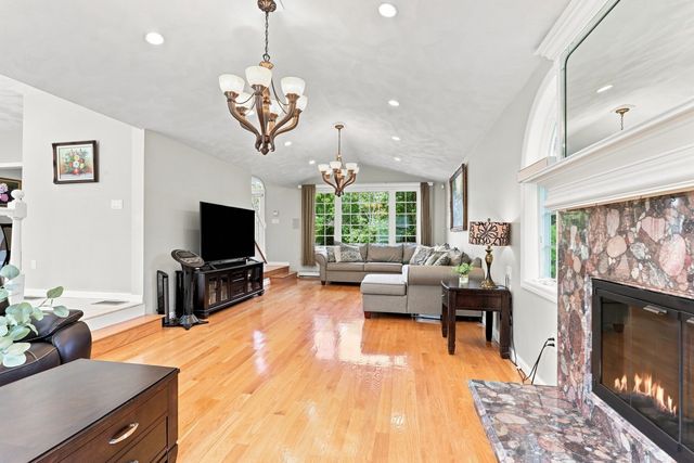 9 Sullivan Cir, Stoneham, MA 02180