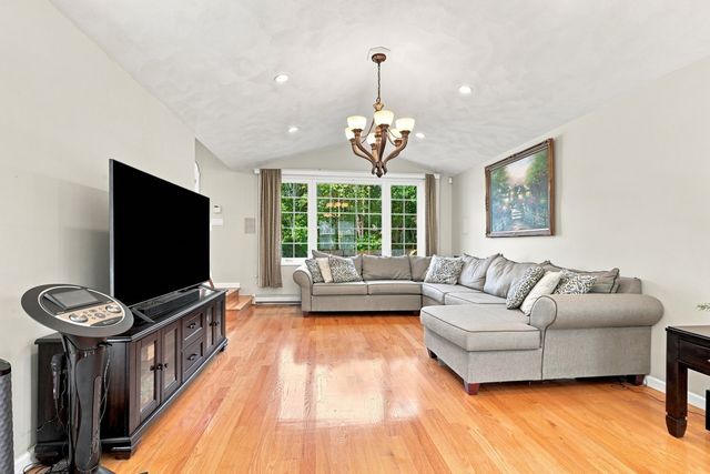 9 Sullivan Cir, Stoneham, MA 02180
