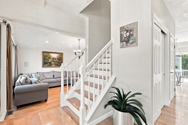9 Sullivan Cir, Stoneham, MA 02180