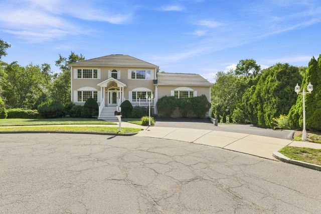 9 Sullivan Cir, Stoneham, MA 02180