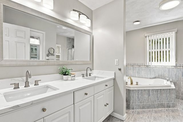 9 Sullivan Cir, Stoneham, MA 02180