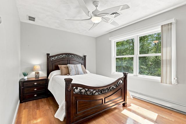 9 Sullivan Cir, Stoneham, MA 02180