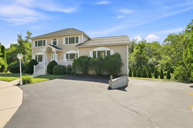 9 Sullivan Cir, Stoneham, MA 02180