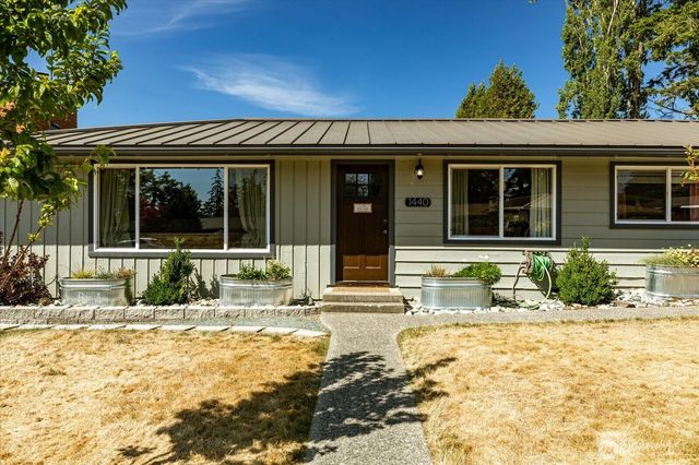 1440 NE 7th Place, Oak Harbor, WA 98277