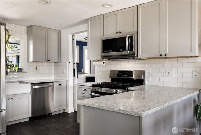 1440 NE 7th Place, Oak Harbor, WA 98277