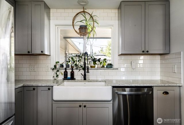 1440 NE 7th Place, Oak Harbor, WA 98277
