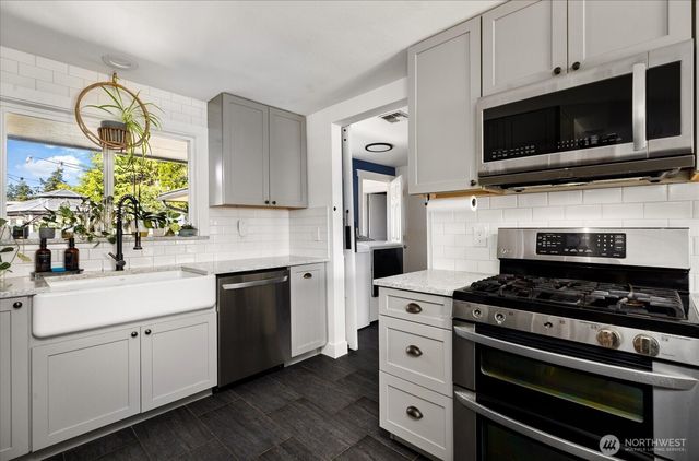 1440 NE 7th Place, Oak Harbor, WA 98277