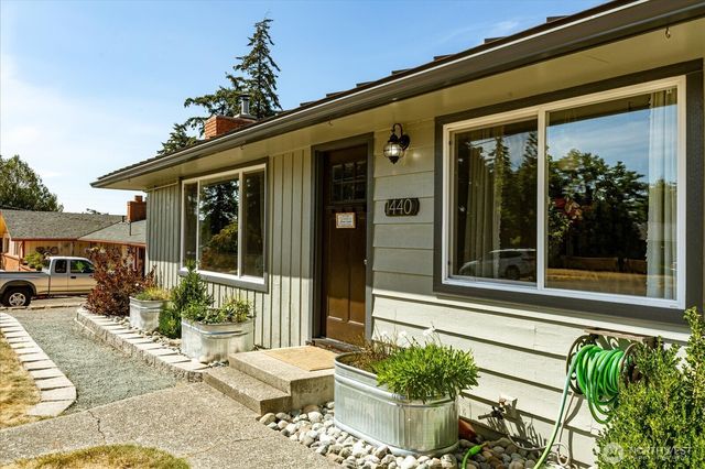 1440 NE 7th Place, Oak Harbor, WA 98277