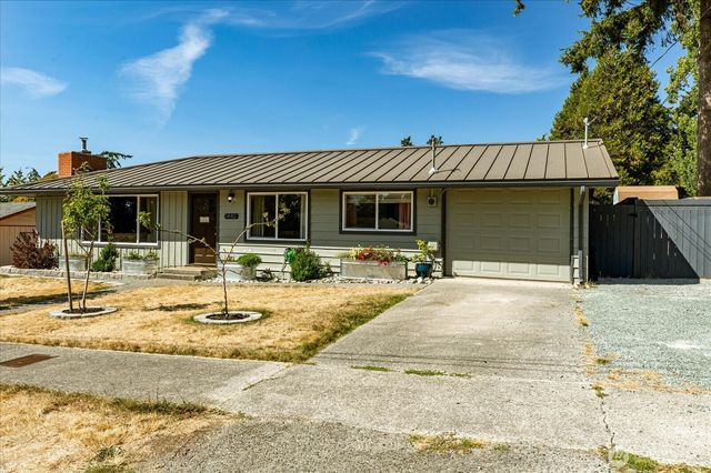 1440 NE 7th Place, Oak Harbor, WA 98277