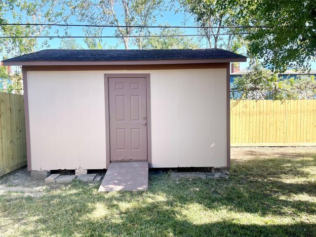 927 Greatwood Drive, Houston, TX 77013