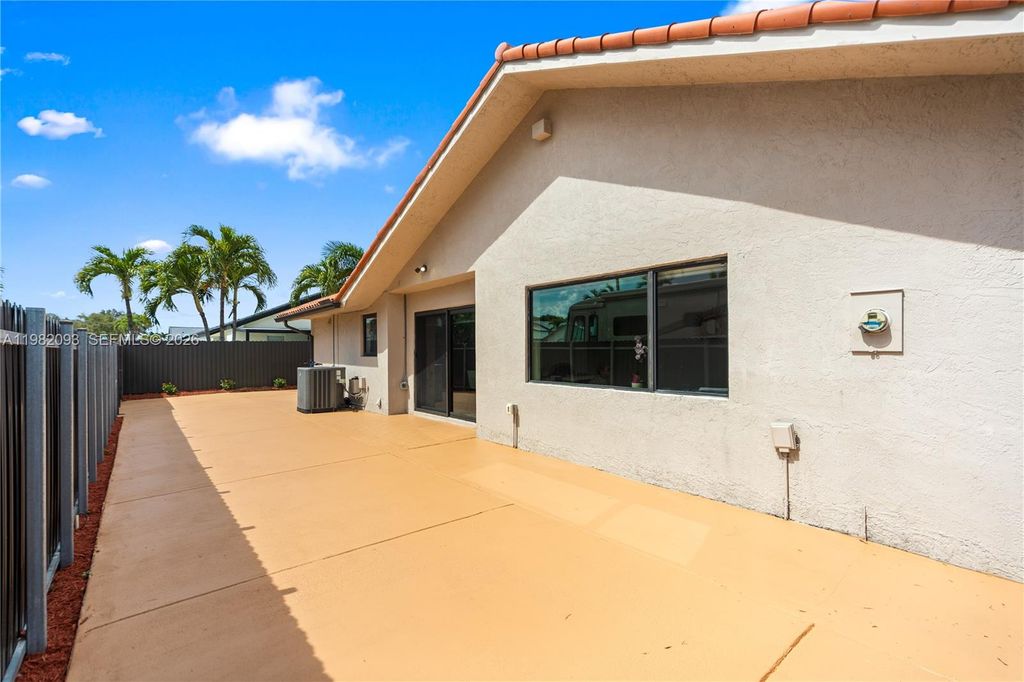 Image 17 of property listing at 800 NW 133rd Ave, Miami, FL 33182