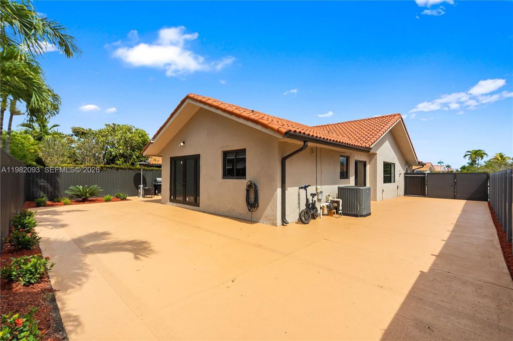 Image 23 of property listing at 800 NW 133rd Ave, Miami, FL 33182