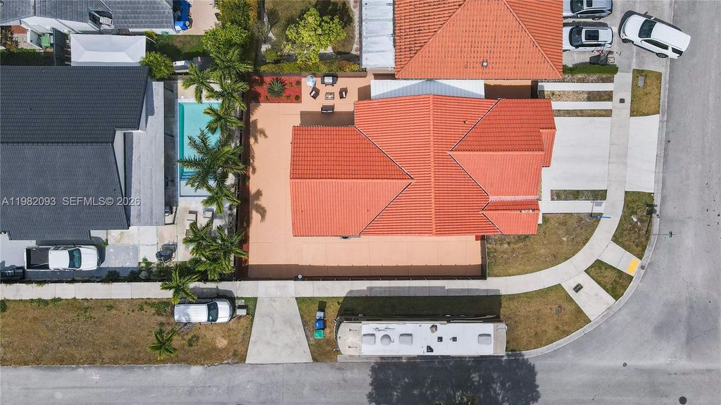 Image 6 of property listing at 800 NW 133rd Ave, Miami, FL 33182