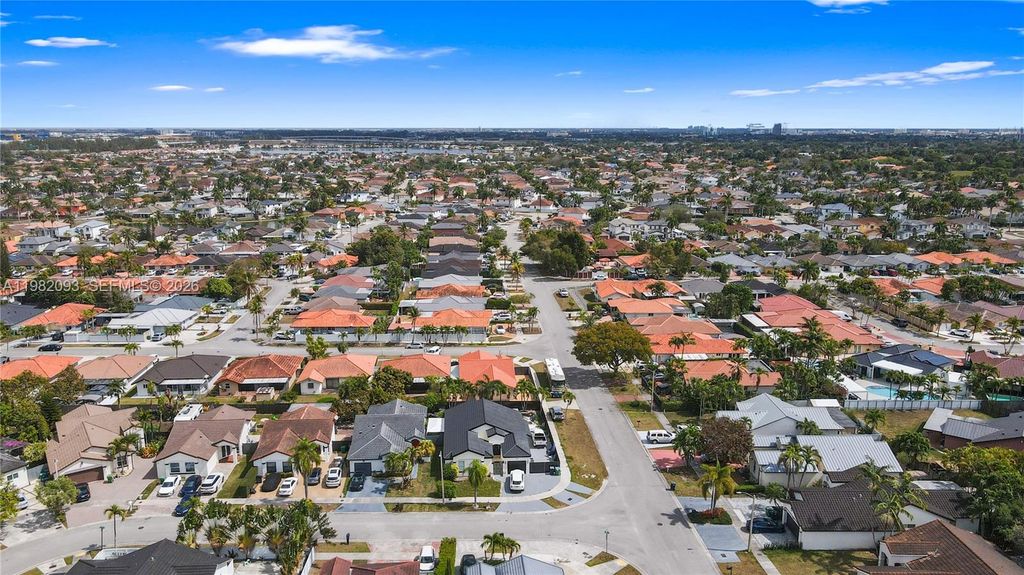 Image 8 of property listing at 800 NW 133rd Ave, Miami, FL 33182