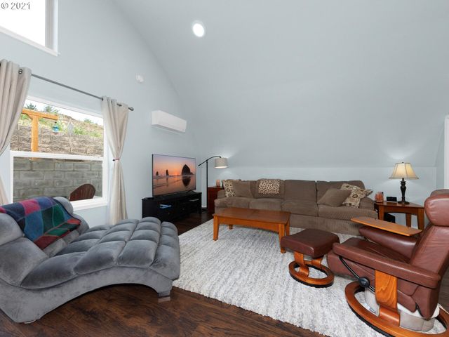 91620 SCHAFFER Dr, Warrenton, OR 97146