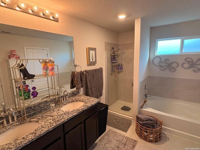 145 Scarlet Macaw, San Antonio, TX 78253