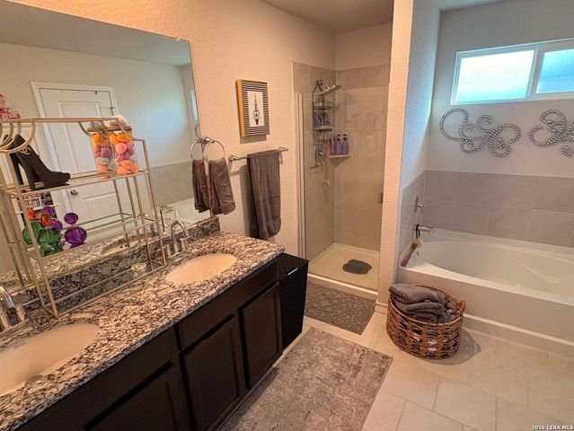 145 Scarlet Macaw, San Antonio, TX 78253