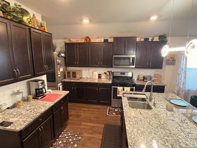 145 Scarlet Macaw, San Antonio, TX 78253
