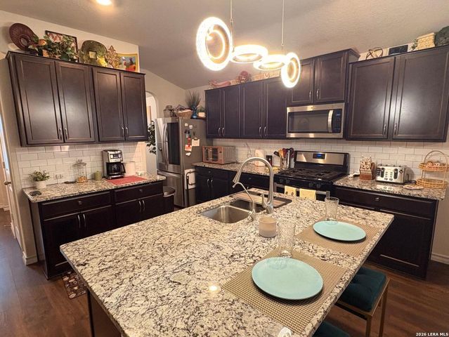 145 Scarlet Macaw, San Antonio, TX 78253