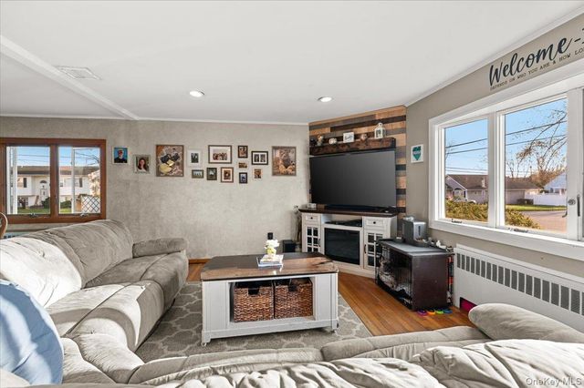 719 Catskill Avenue, Lindenhurst, NY 11757