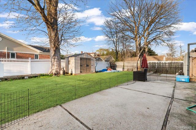 719 Catskill Avenue, Lindenhurst, NY 11757
