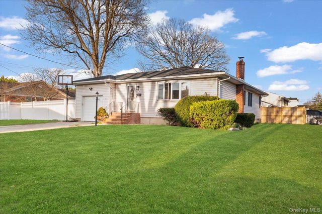 719 Catskill Avenue, Lindenhurst, NY 11757
