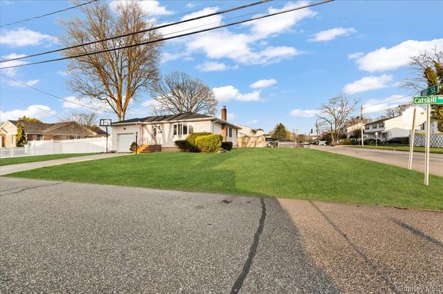719 Catskill Avenue, Lindenhurst, NY 11757