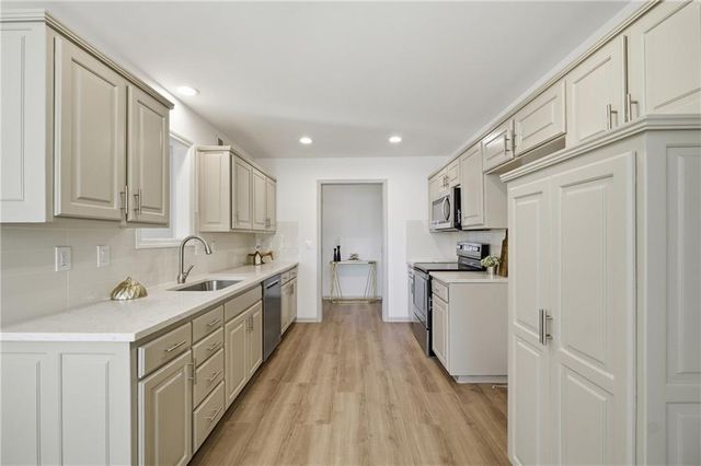 7955 W 118th Place, Overland Park, KS 66210