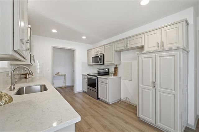 7955 W 118th Place, Overland Park, KS 66210