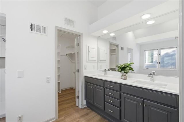 7955 W 118th Place, Overland Park, KS 66210