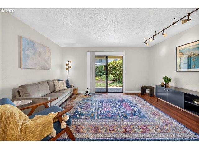 627 N HAYDEN BAY Dr 14, Portland, OR 97217