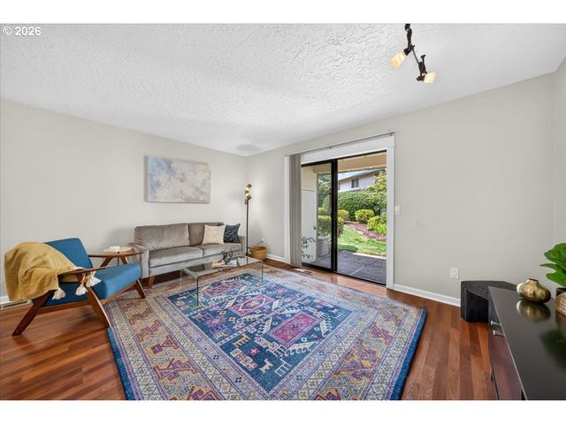 627 N HAYDEN BAY Dr 14, Portland, OR 97217