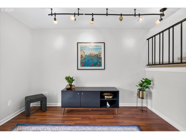627 N HAYDEN BAY Dr 14, Portland, OR 97217