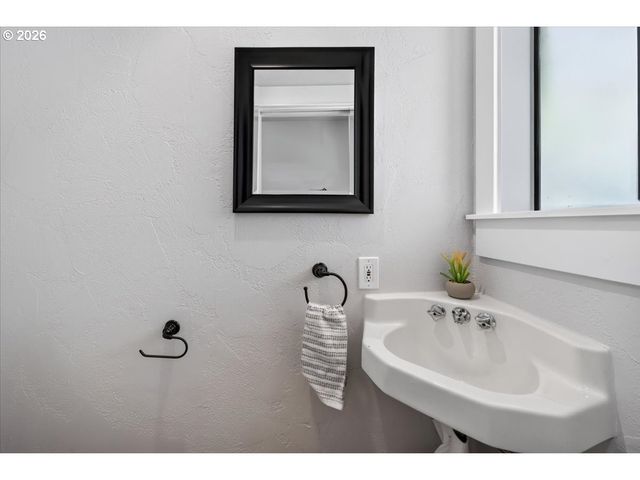 627 N HAYDEN BAY Dr 14, Portland, OR 97217