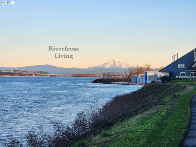 627 N HAYDEN BAY Dr 14, Portland, OR 97217