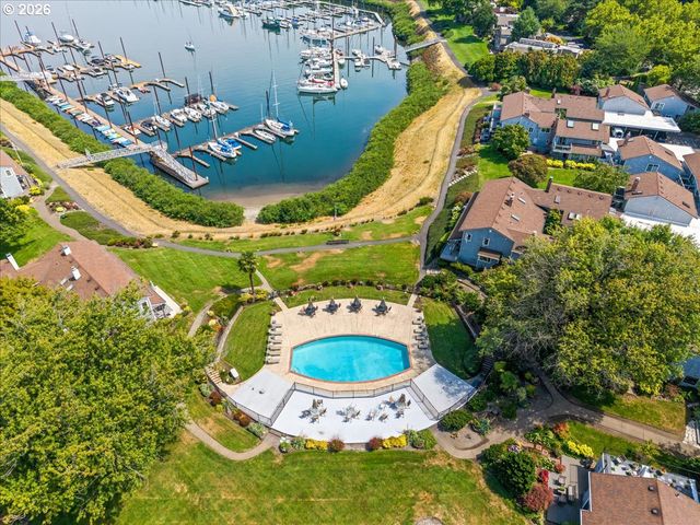 627 N HAYDEN BAY Dr 14, Portland, OR 97217