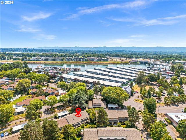 627 N HAYDEN BAY Dr 14, Portland, OR 97217