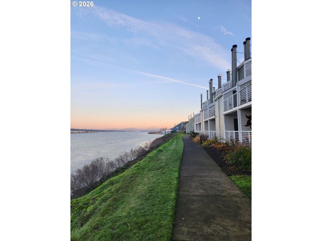 627 N HAYDEN BAY Dr 14, Portland, OR 97217