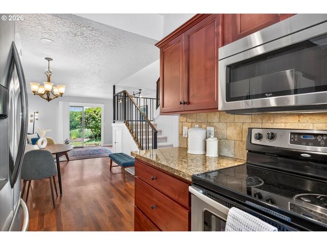 627 N HAYDEN BAY Dr 14, Portland, OR 97217