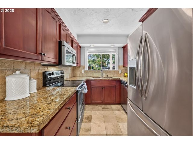 627 N HAYDEN BAY Dr 14, Portland, OR 97217